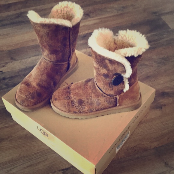 UGG Shoes - Classic short chestnut uggs